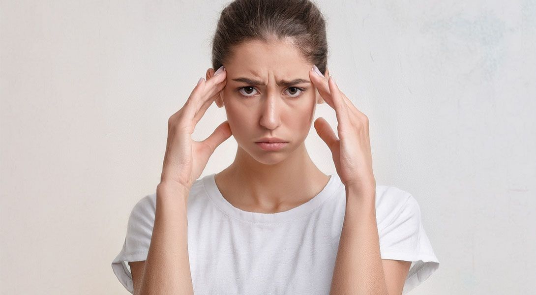 Mujer con dolor de cabeza