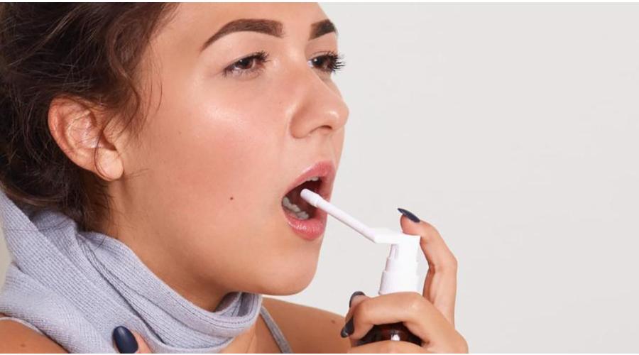 Mujer con dolor de anginas