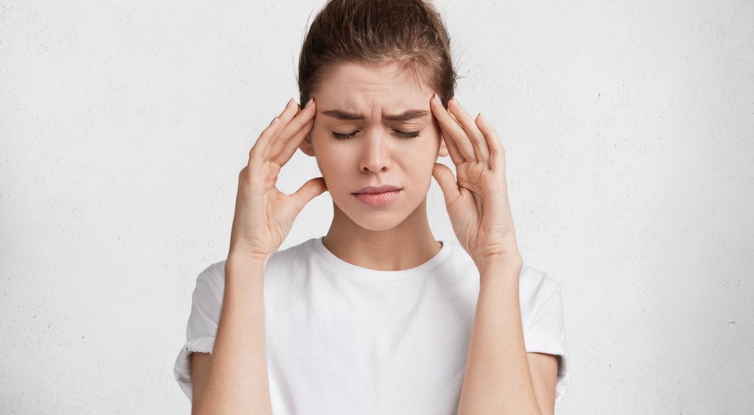 Mujer con dolor de cabeza
