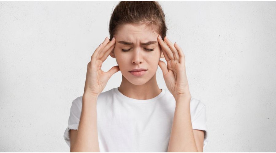 Mujer con dolor de cabeza