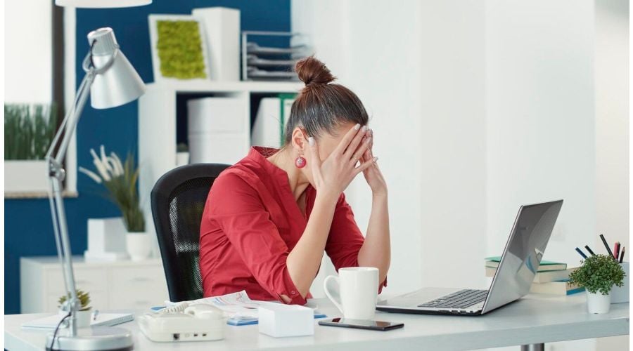 Mujer con niveles altos de cortisol